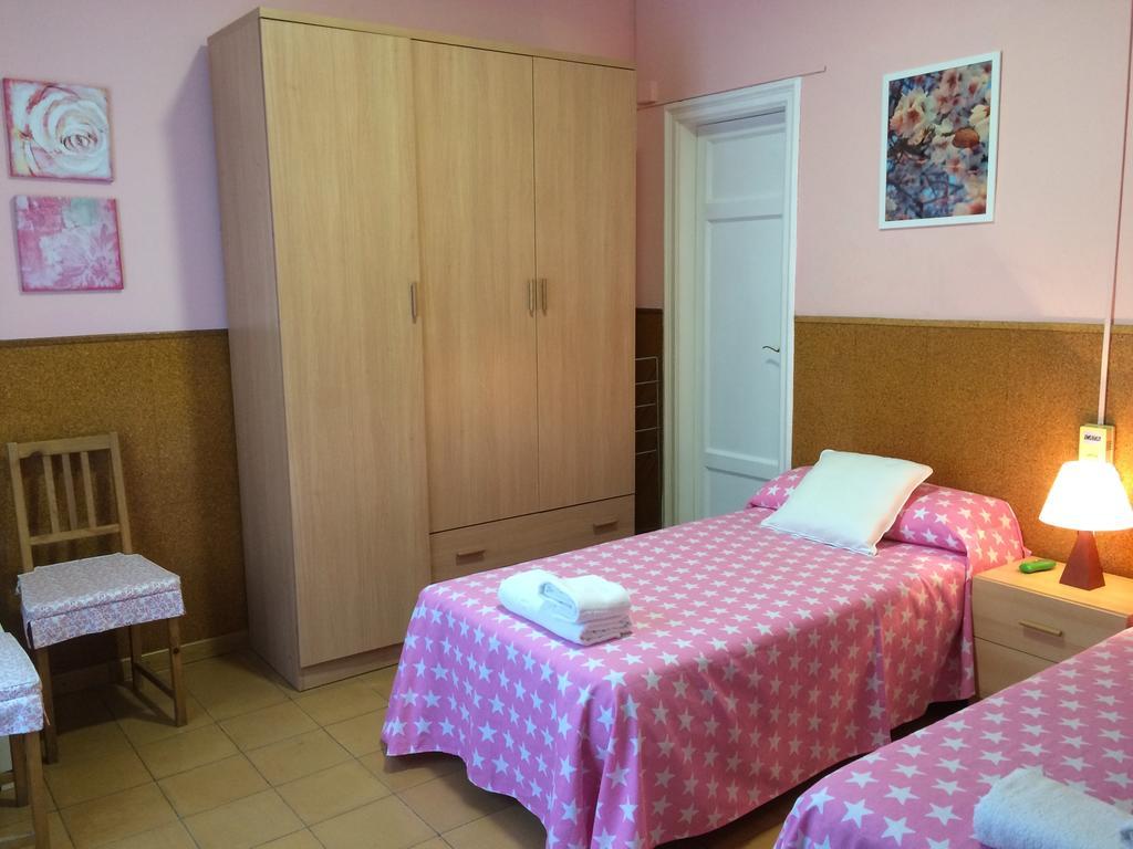 Hostal Valls Barcelona Exterior photo
